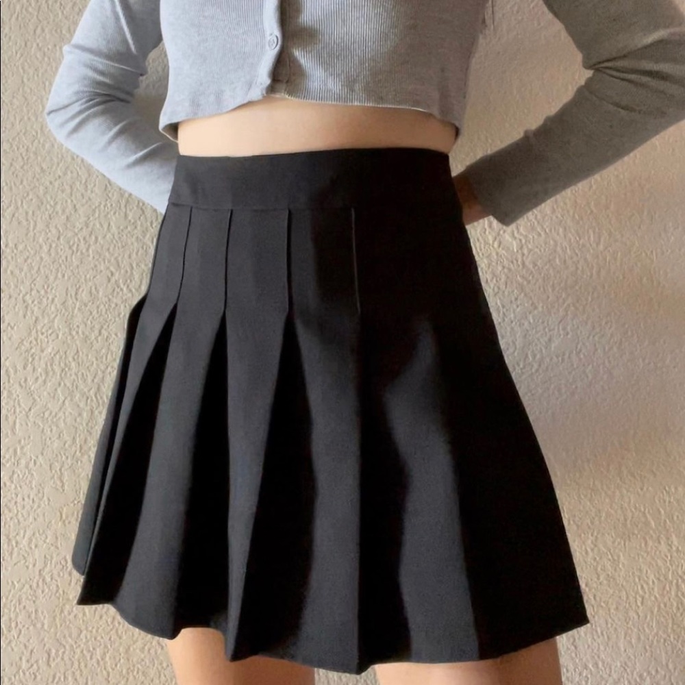 Black pleated skirt $14 tag says large but bought as a size 6. Worn once